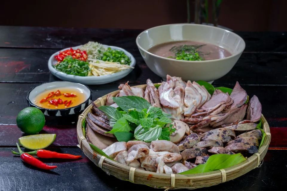 Bàn ăn tại Quán Cơm Gà Tam Kỳ